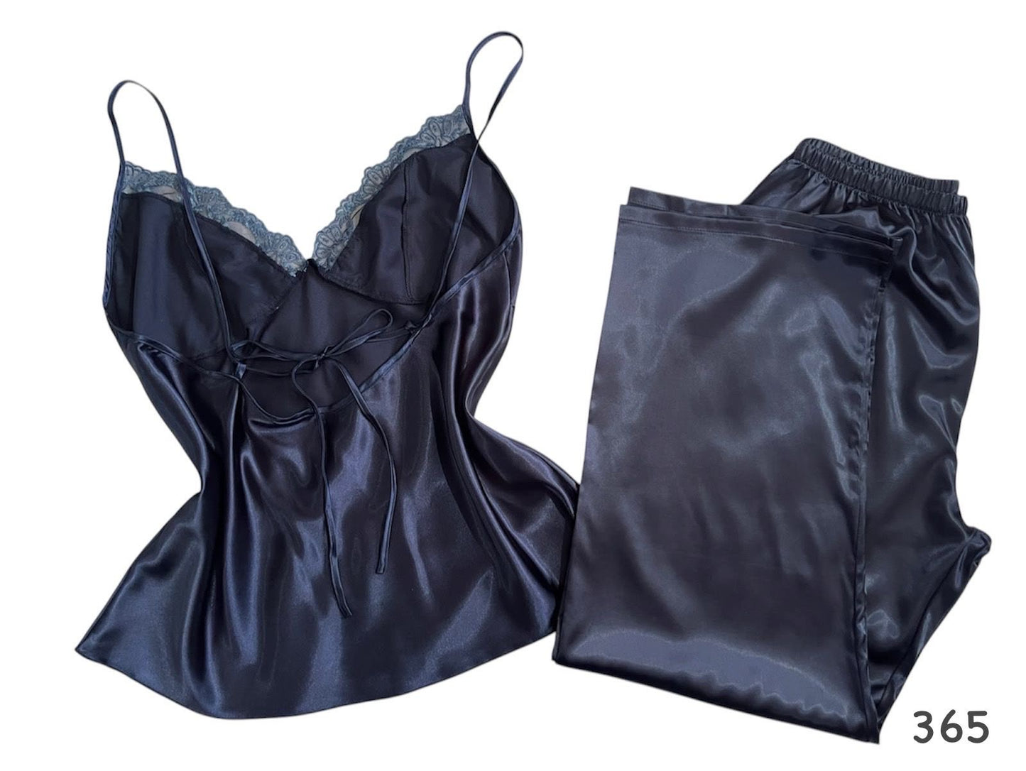 Pijama de satín con encaje