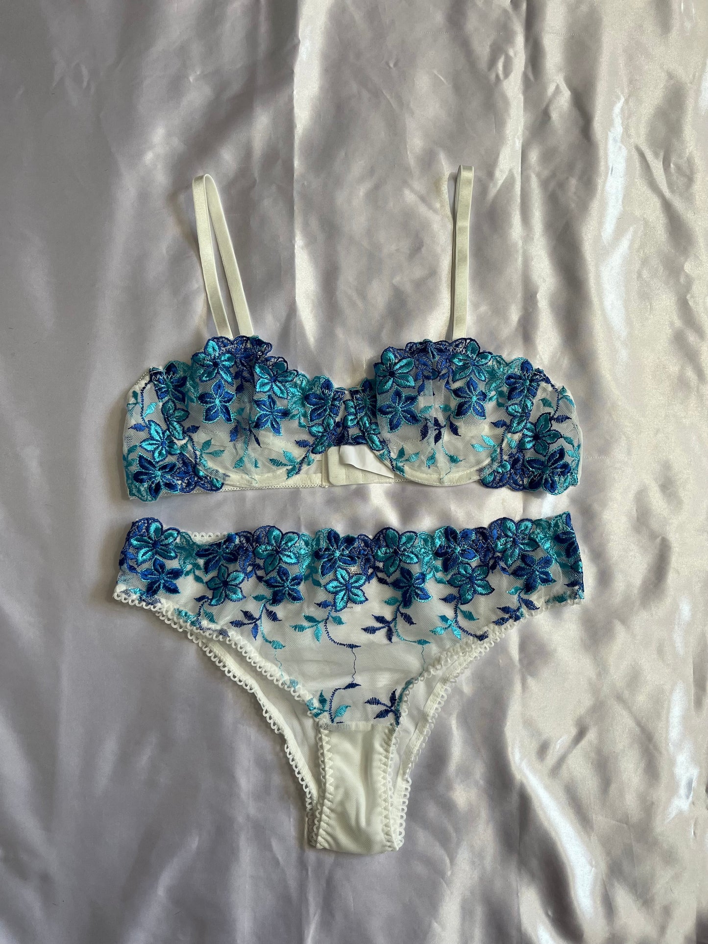 Coordinado bordado floral