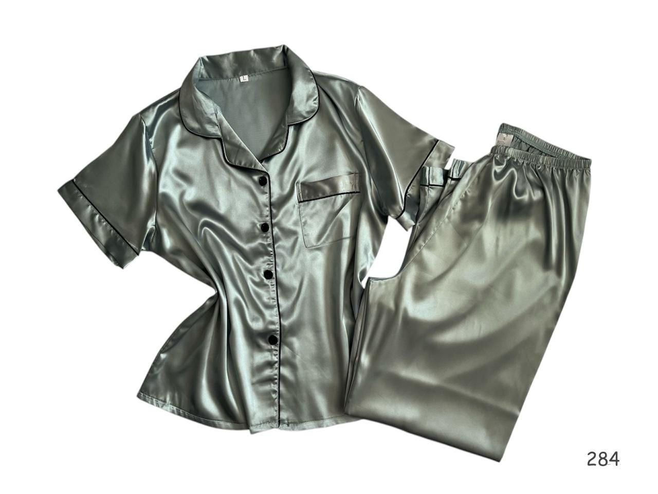 Pijama de satín con línea decorativa