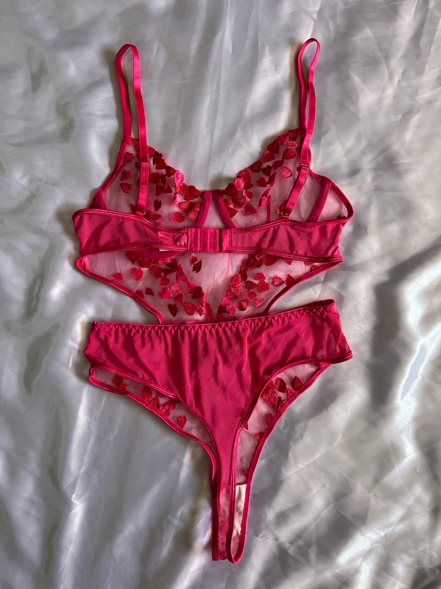 Body con corazones bordados