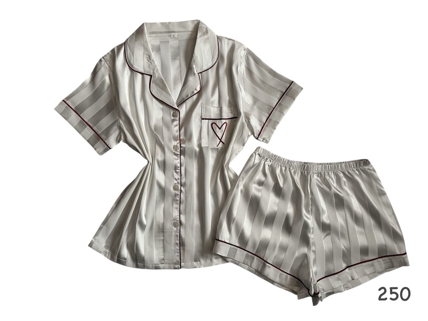 Pijama de rayas con corazón