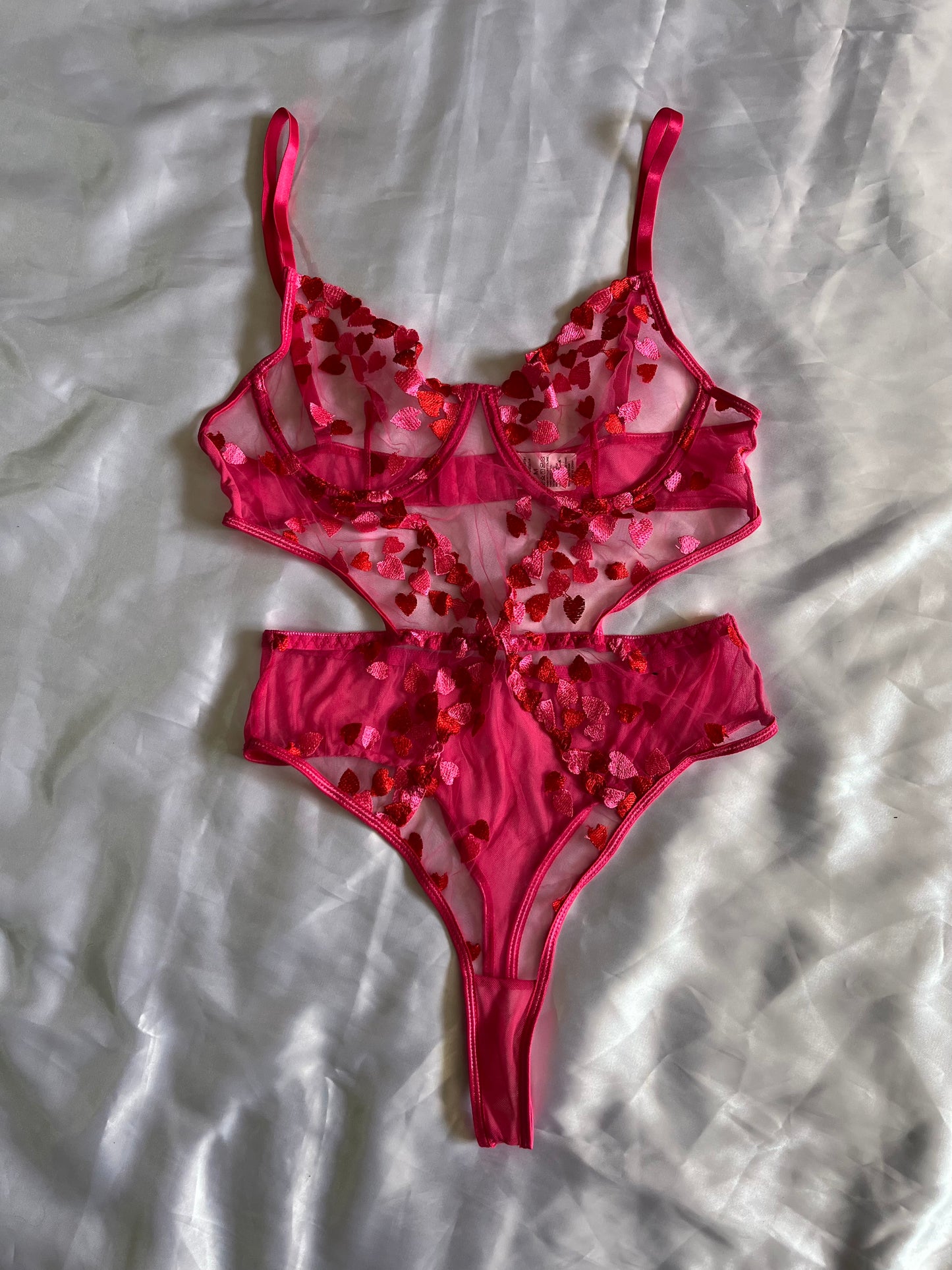 Body con corazones bordados