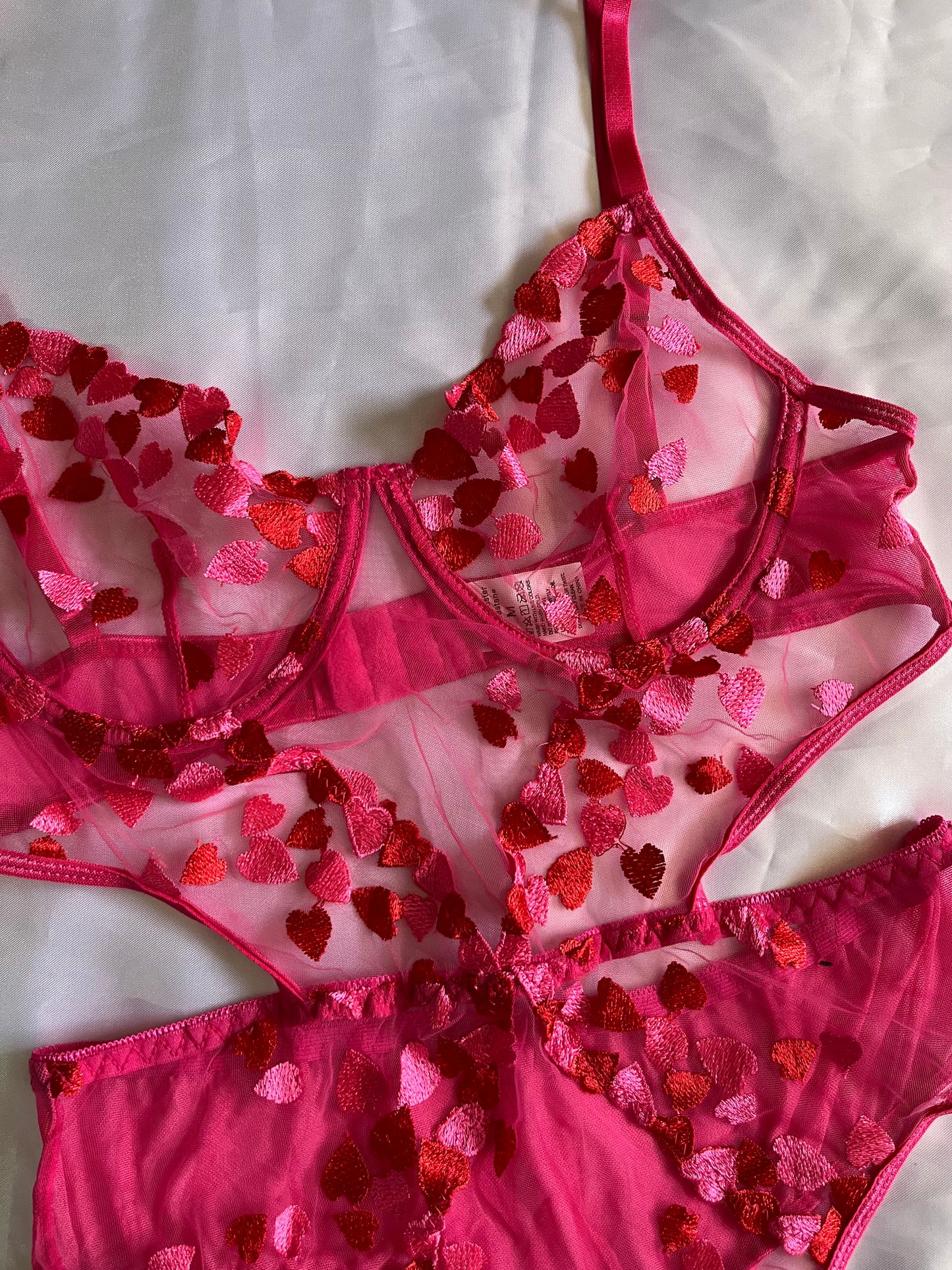 Body con corazones bordados