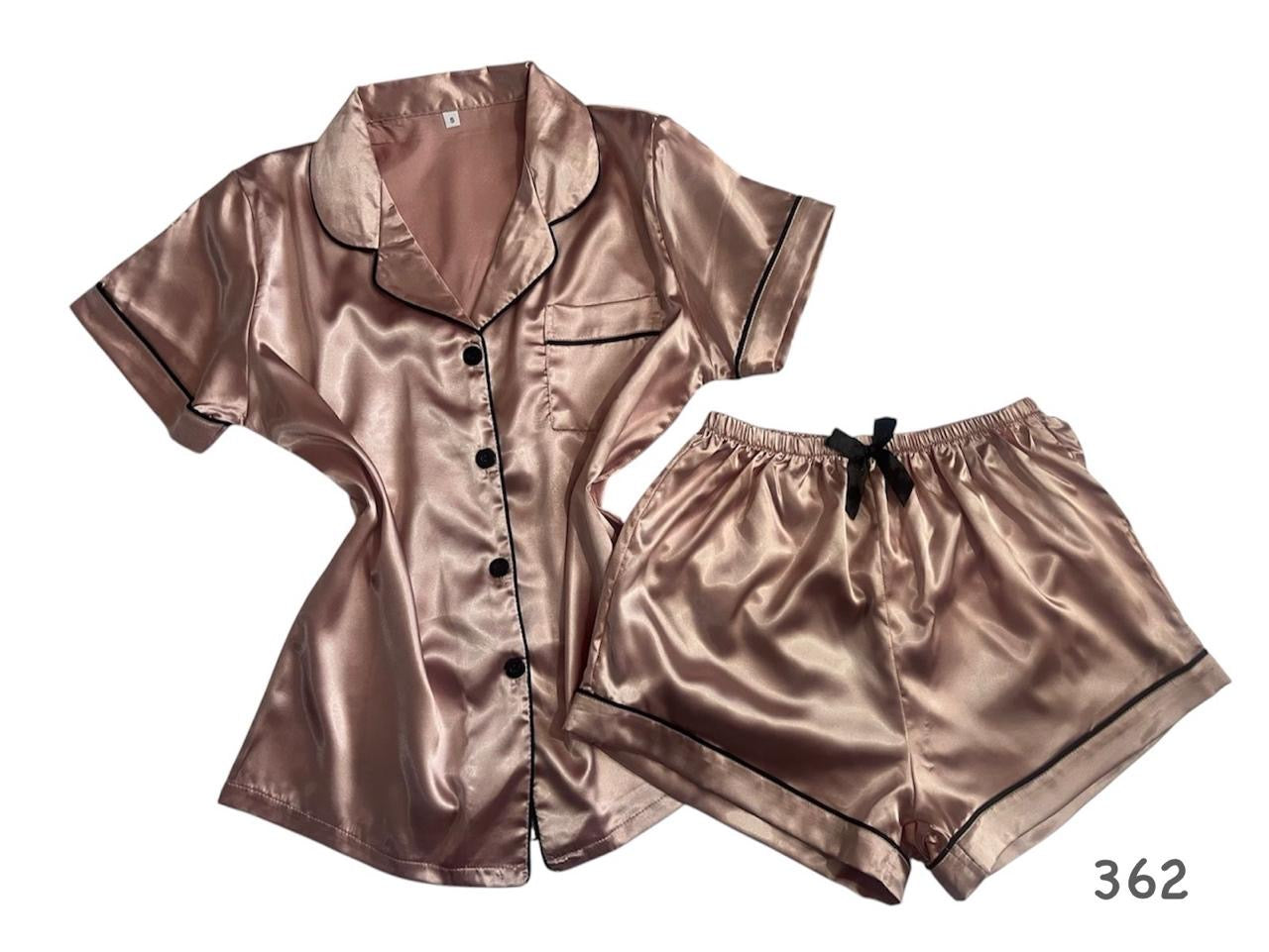 Pijama de satín con moño