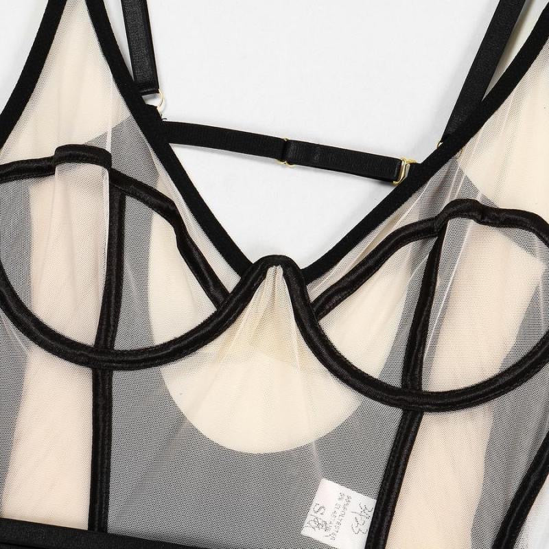 Body con cinturón y choker