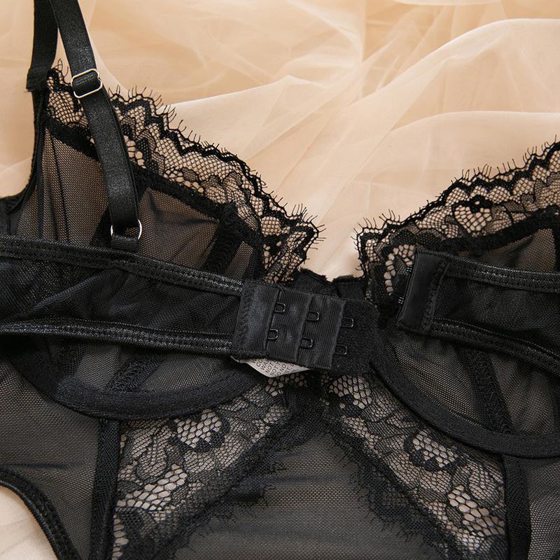 Body con aberturas y guantes