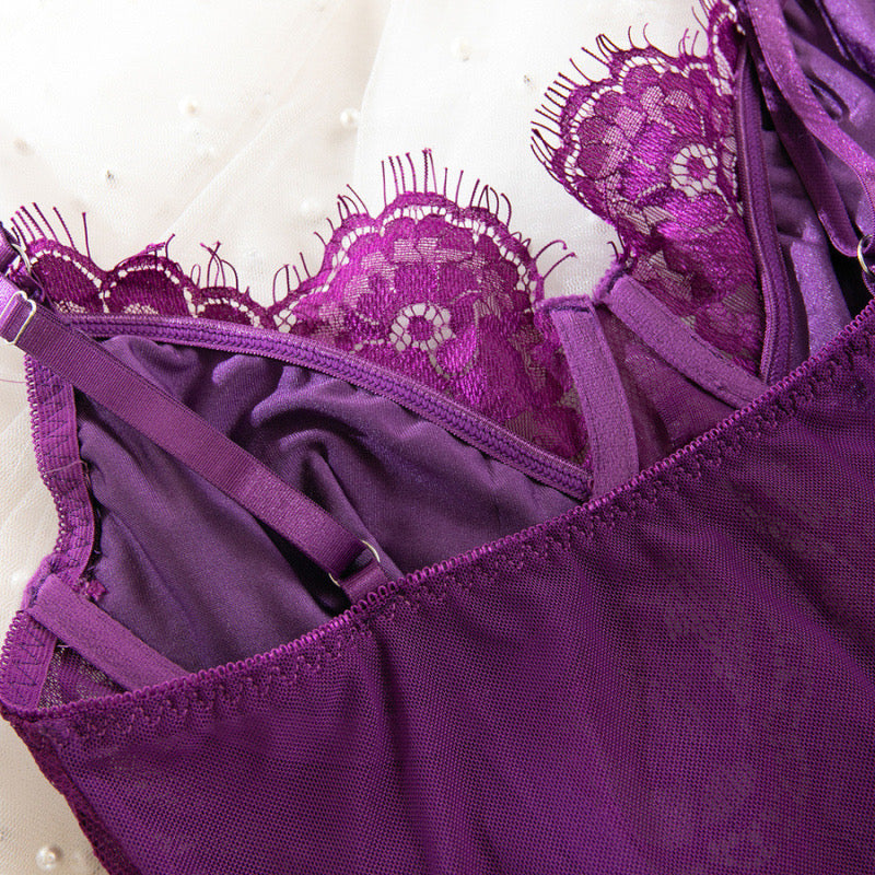 Tipo blusa de encaje con pantie y medias