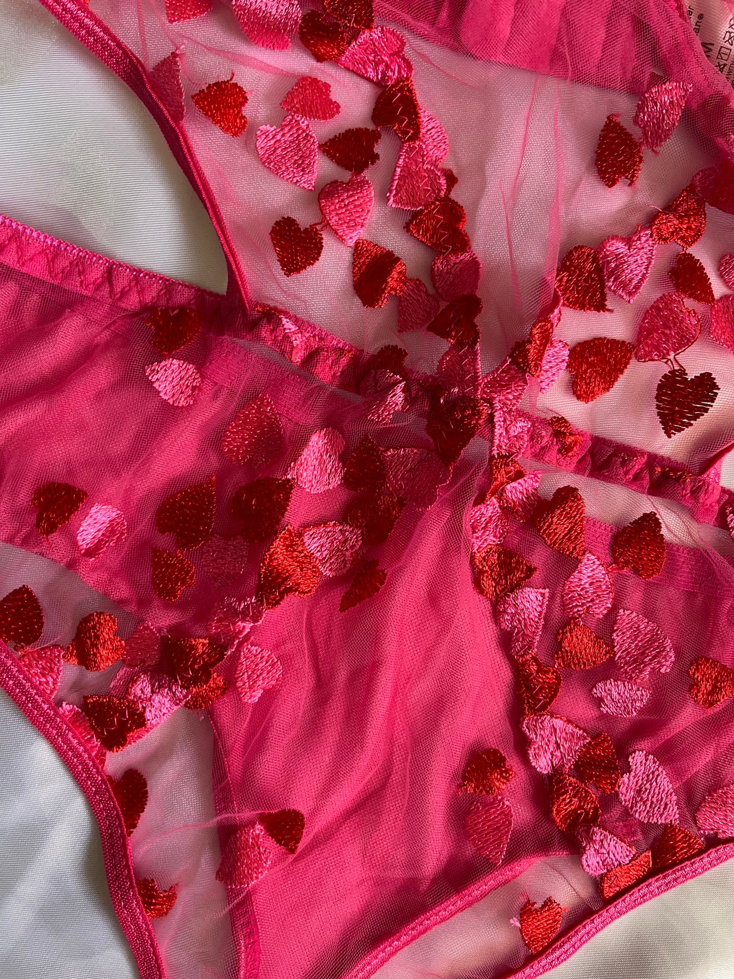 Body con corazones bordados
