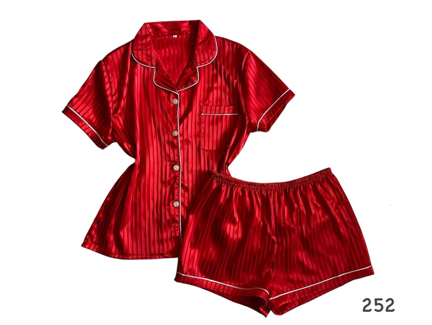 Pijama de rayas con línea decorativa
