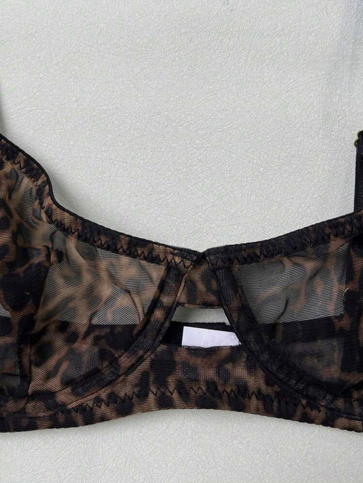 Coordinado animal print con pequeña abertura en el bra