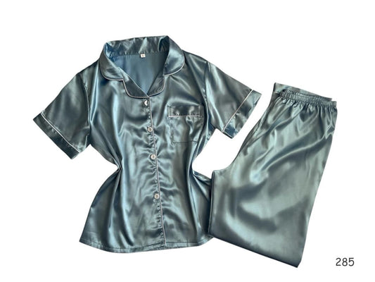 Pijama de satín con línea decorativa