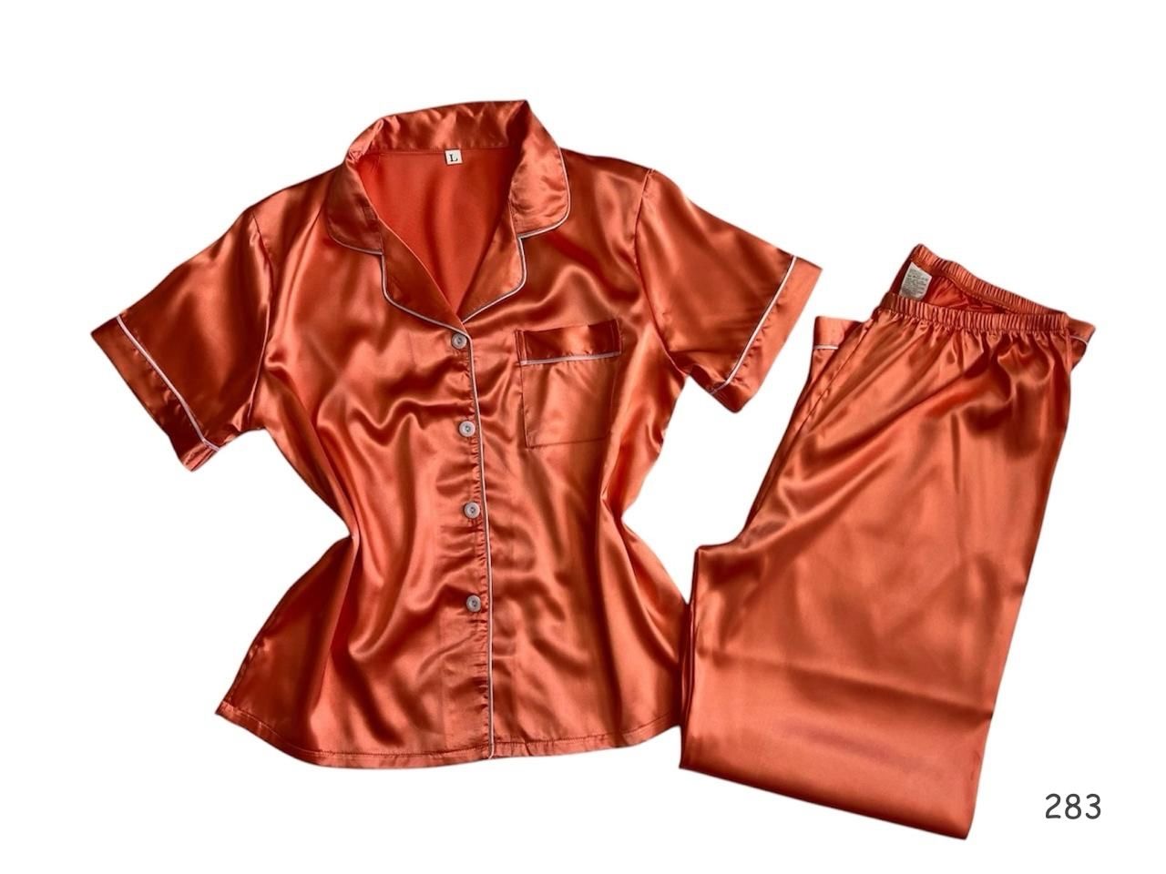 Pijama de satín con línea decorativa