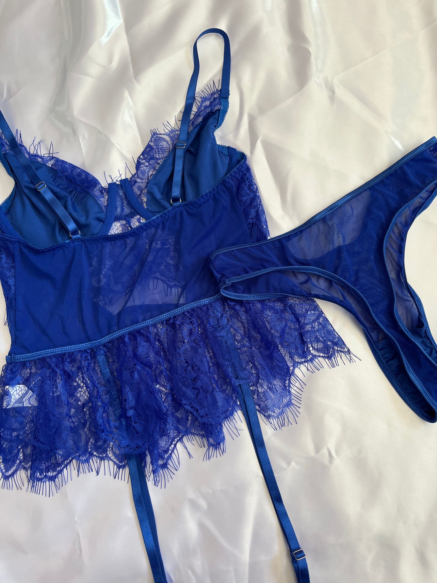 Tipo blusa de encaje con pantie y medias