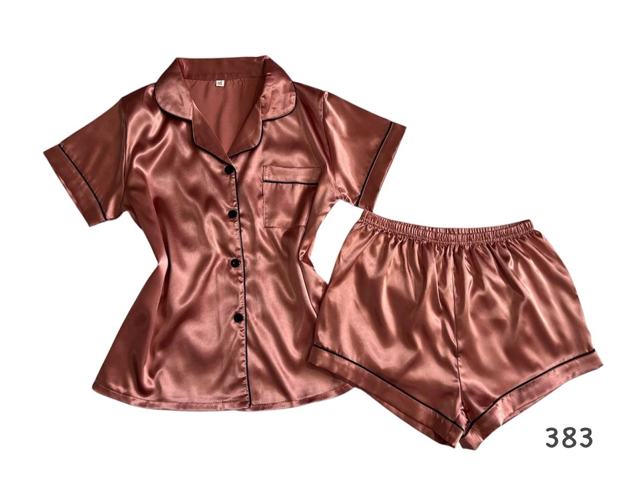 Pijama de satín con línea decorativa