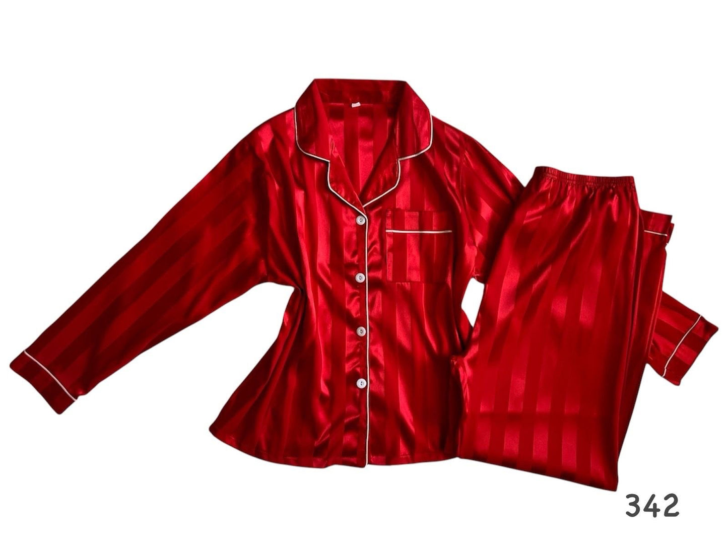Pijama a rayas con línea decorativa