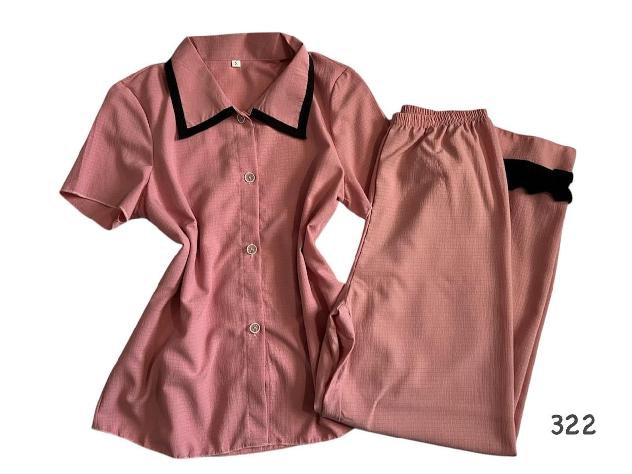 Pijama con pijama con línea decorativa en pantalón y cuello