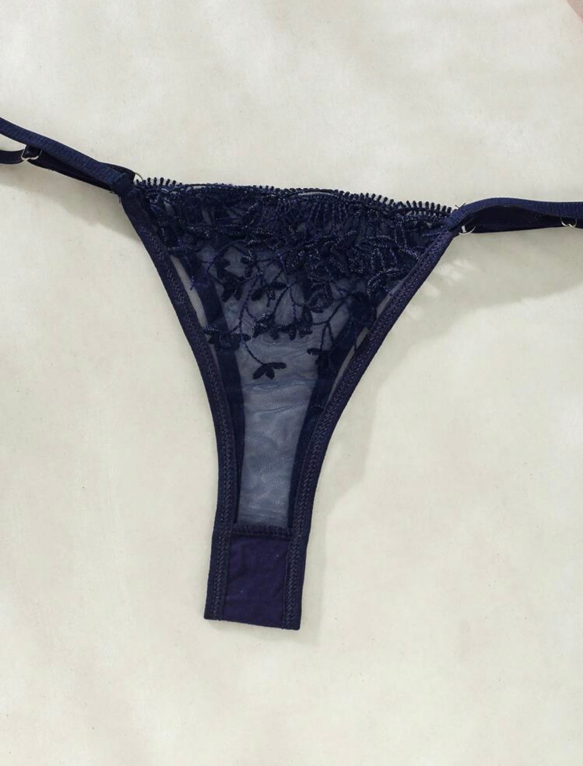 Coordinado con transparencia y bordado