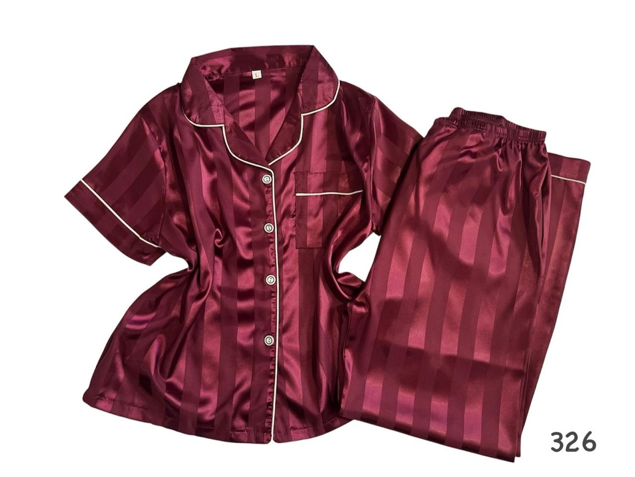 Pijama con líneas y línea decorativa