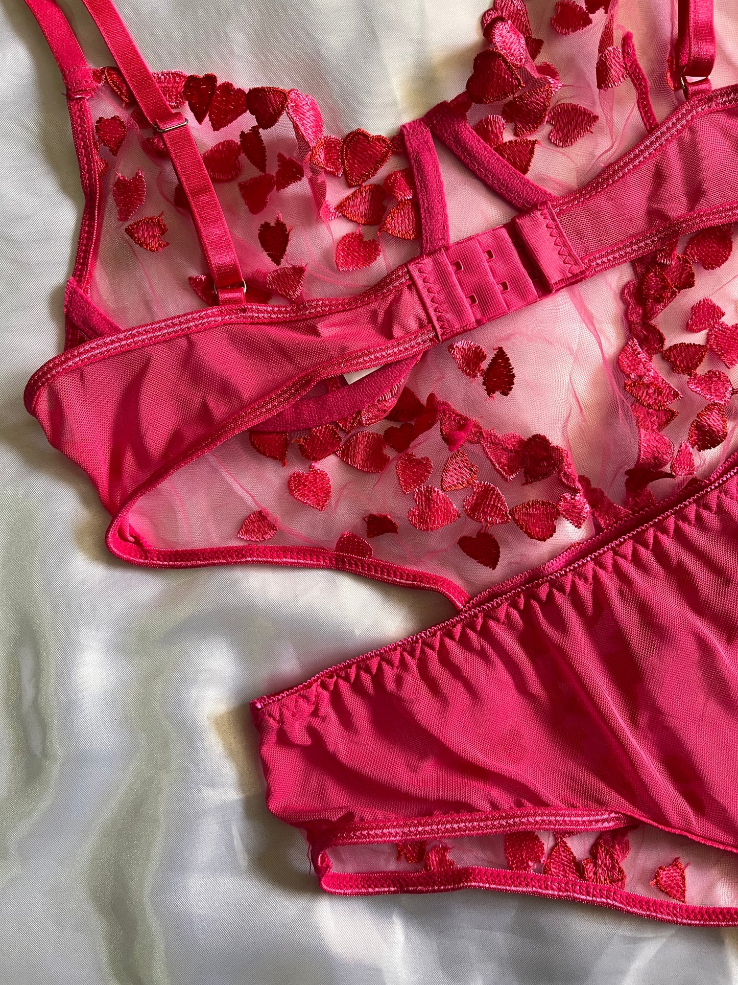 Body con corazones bordados