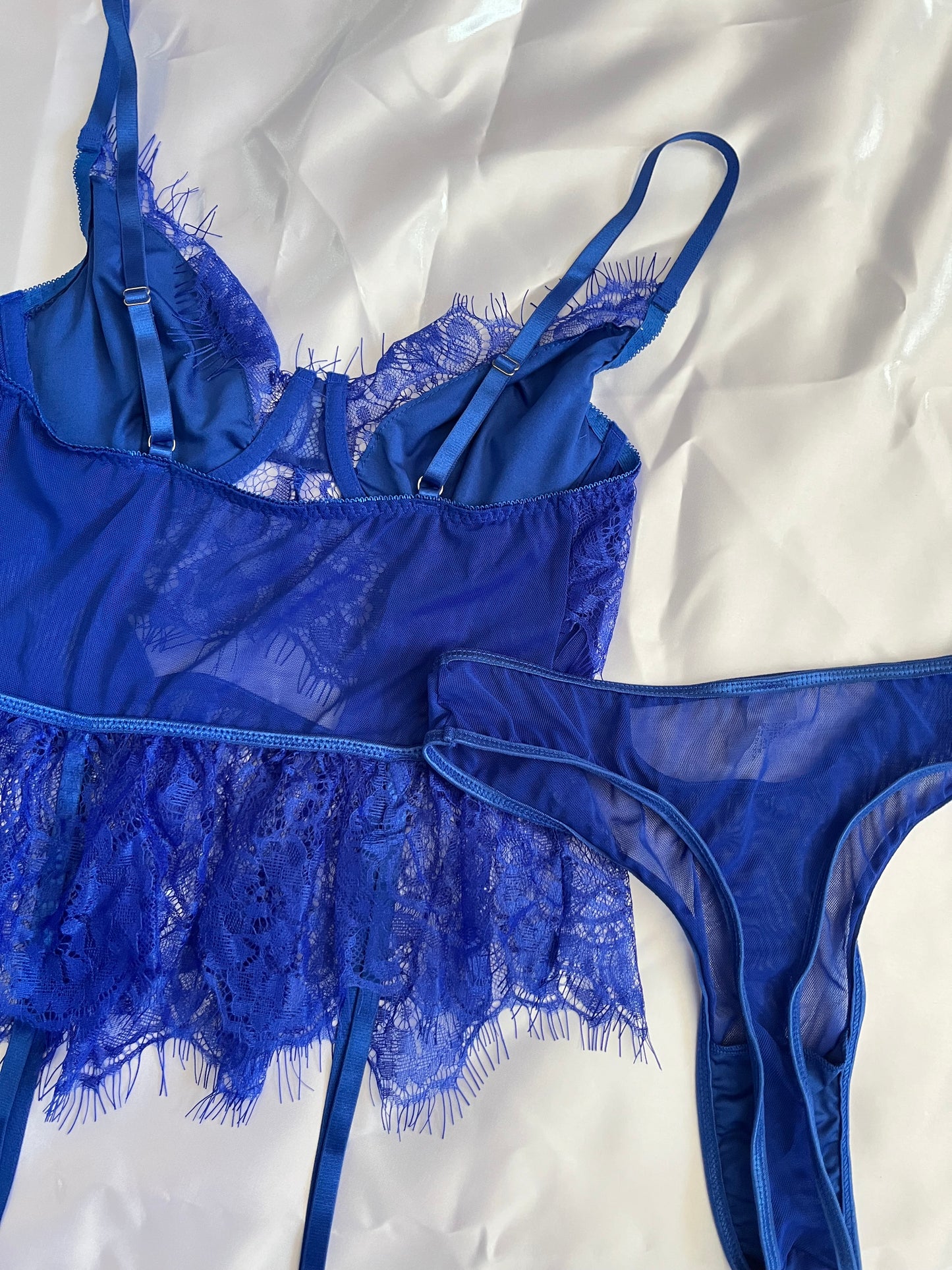Tipo blusa de encaje con pantie y medias