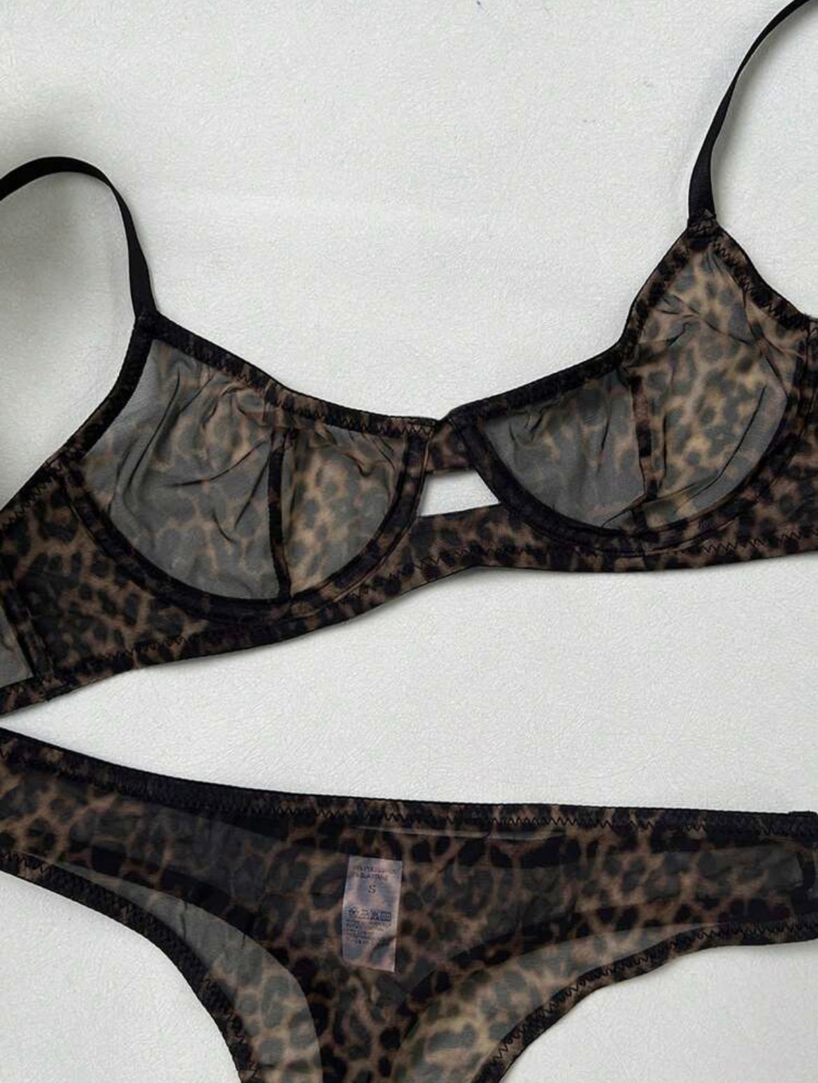 Coordinado animal print con pequeña abertura en el bra