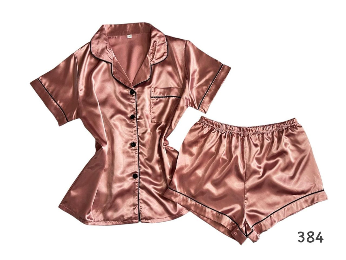 Pijama de satín con línea decorativa
