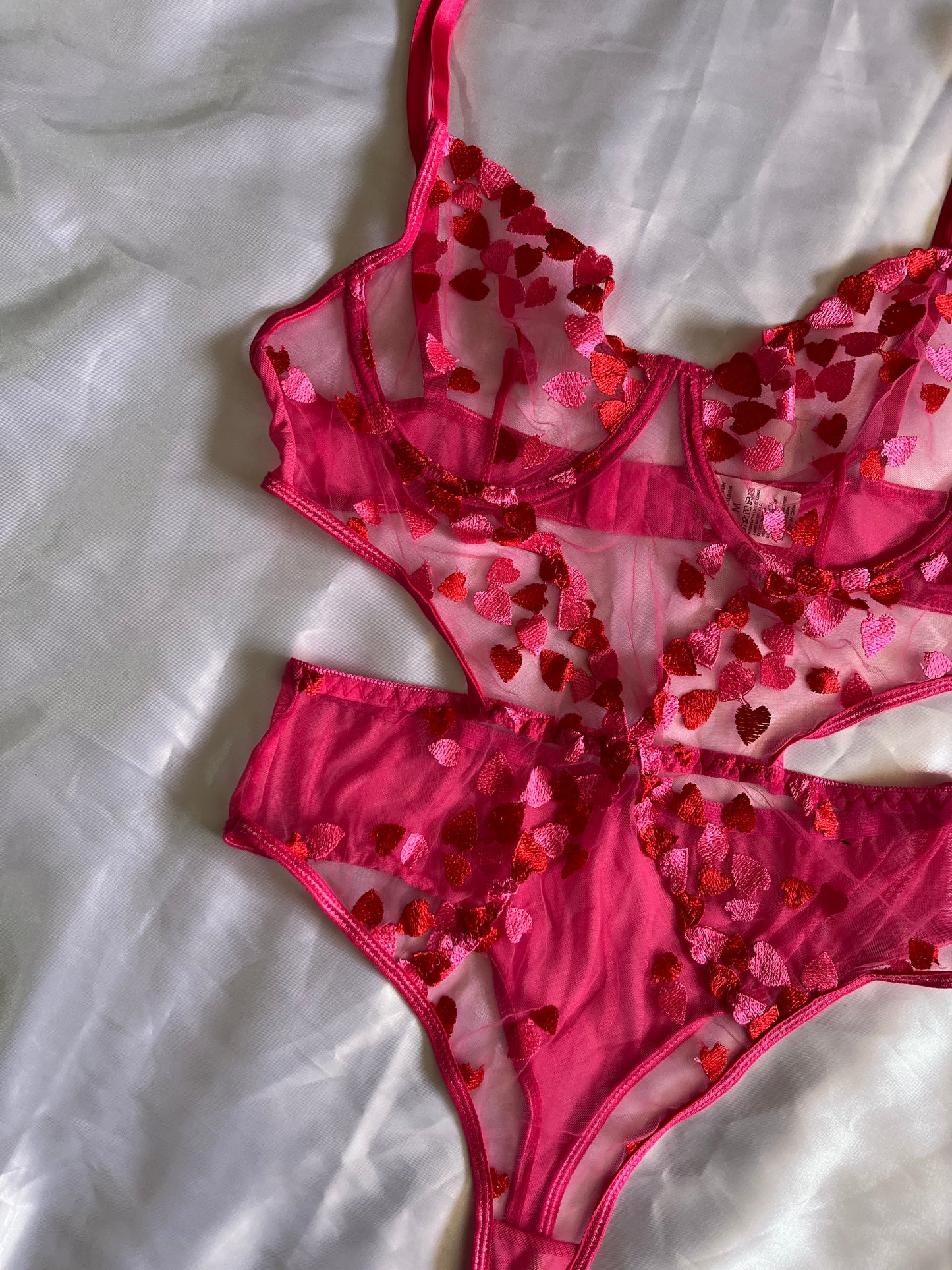 Body con corazones bordados