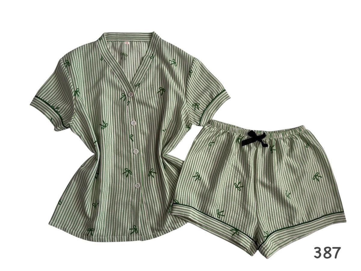 Pijama cuello en V estampado de moños