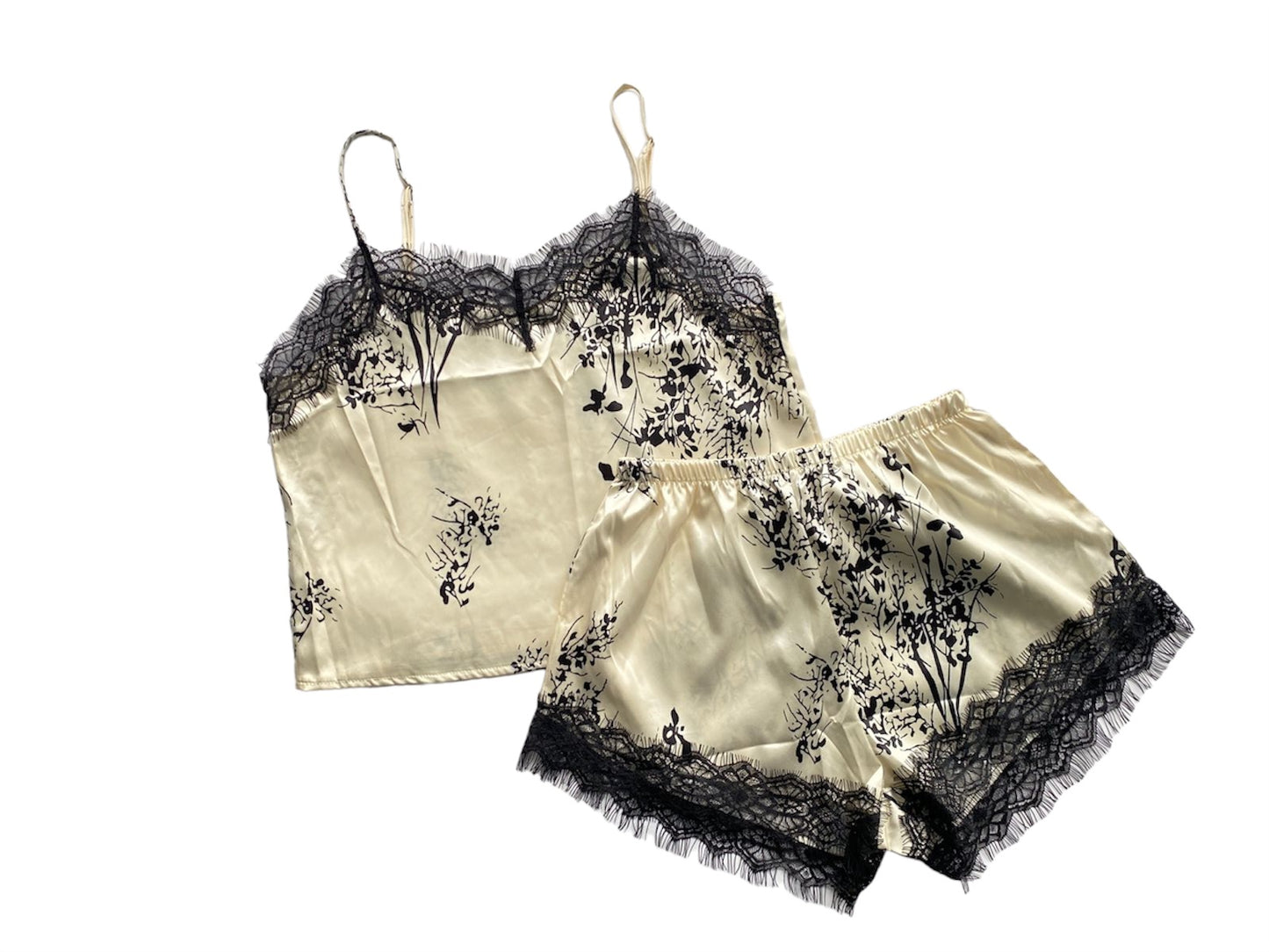 Pijama con estampado tipo floral y encaje