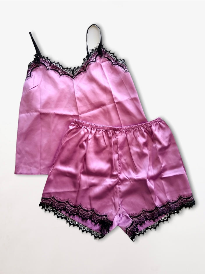 Pijama de satín con encaje