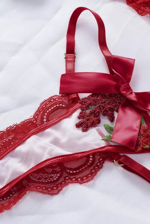 Coordinado con moños, flores y hojas bordadas