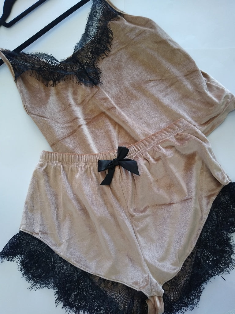Pijama terciopelo con encaje