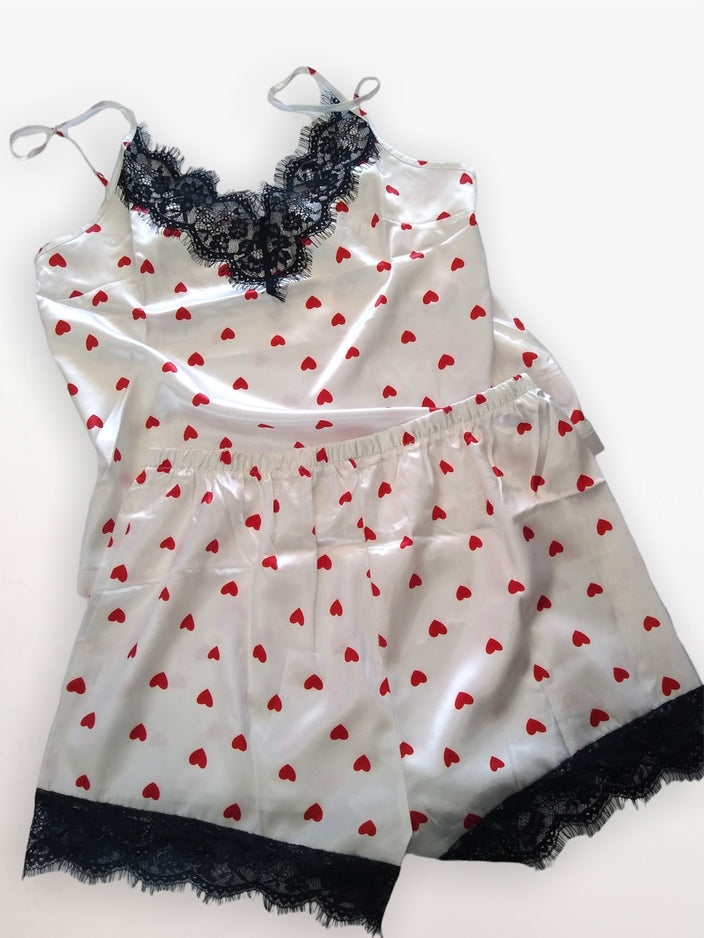 Pijama con estampado de corazones y encaje