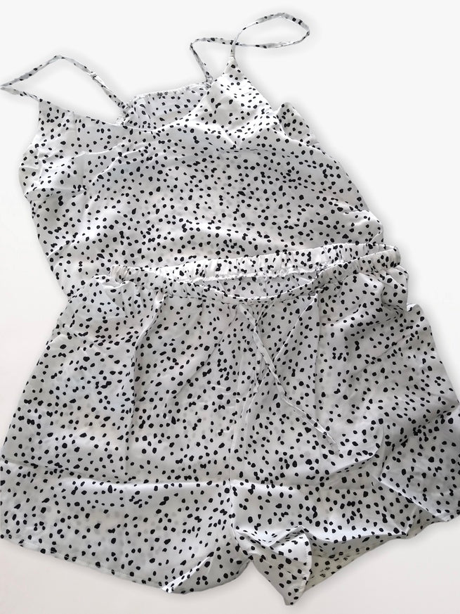Pijama con puntos negros