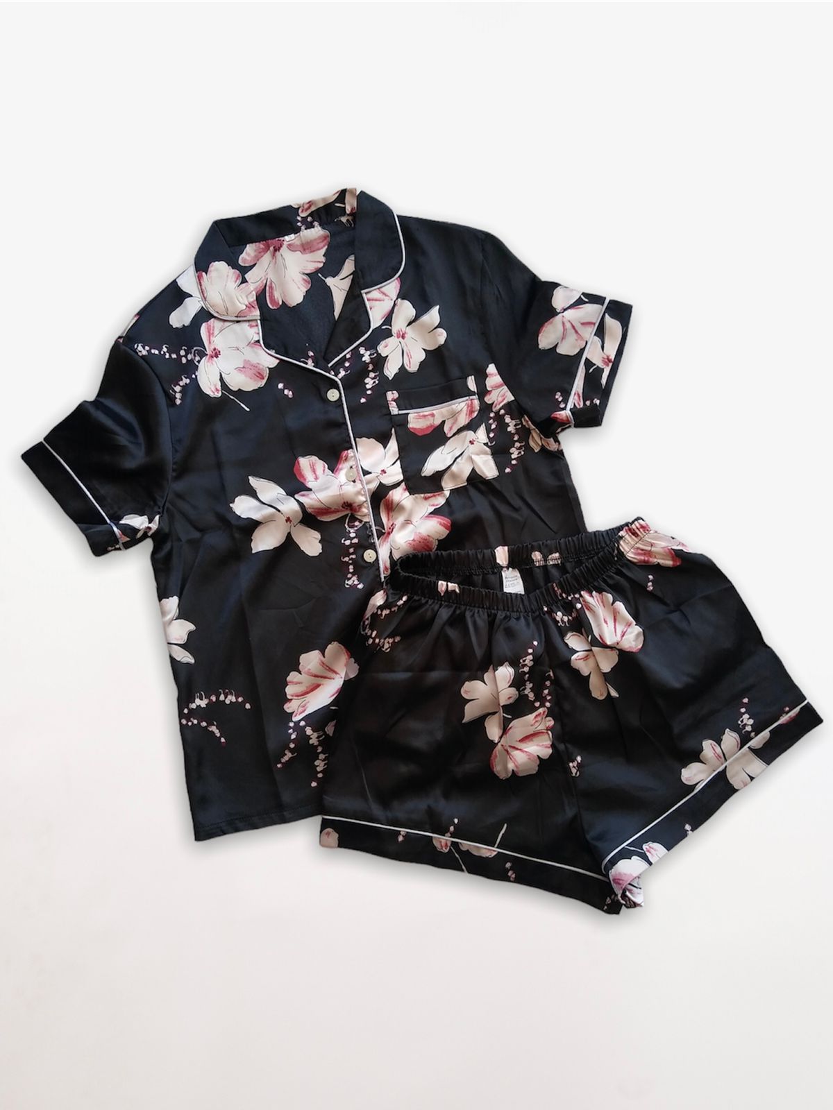 Pijama de satín con flores