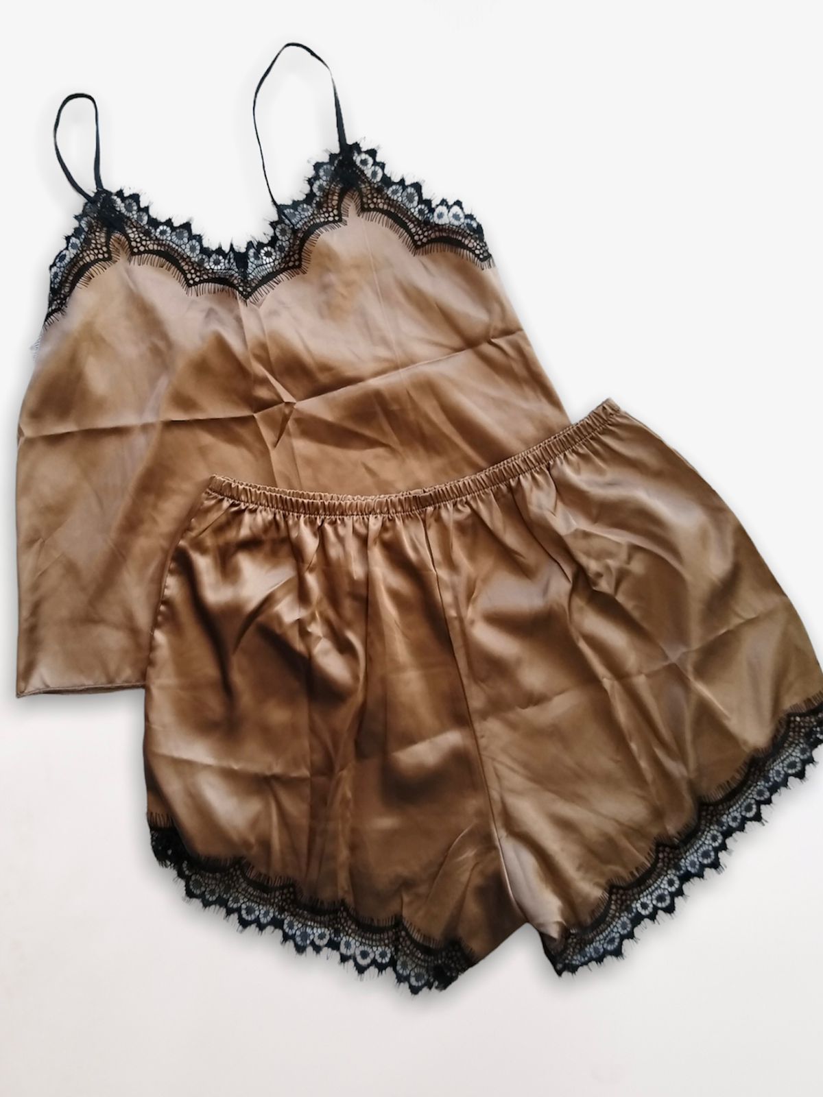 Pijama de satín con encaje