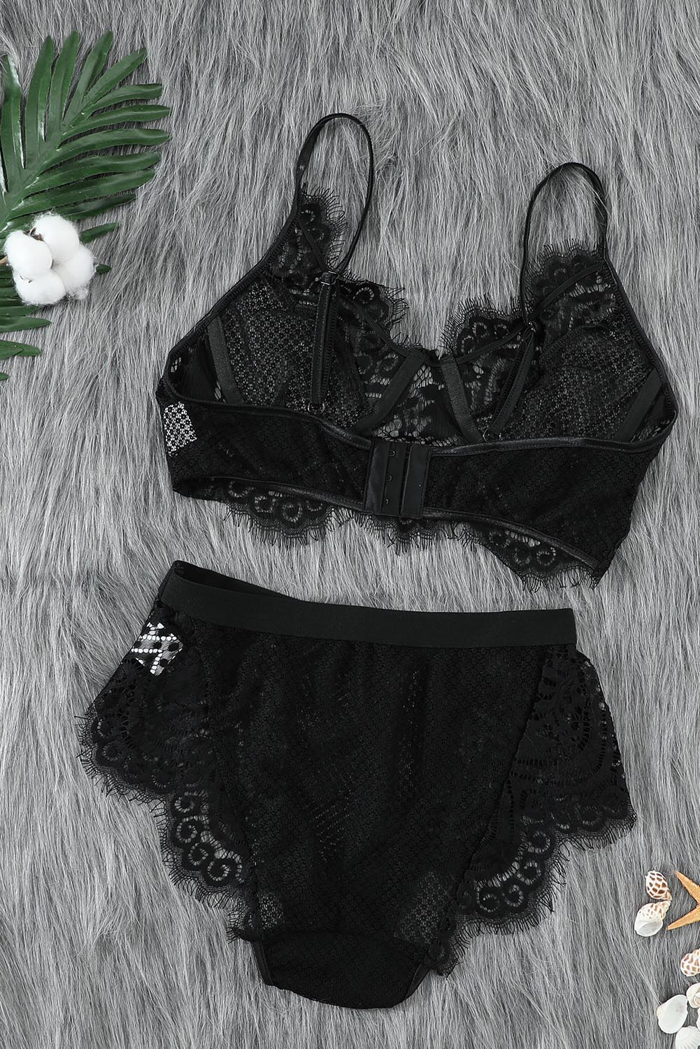 Coordinado de encaje con peto largo y pantie tiro alto