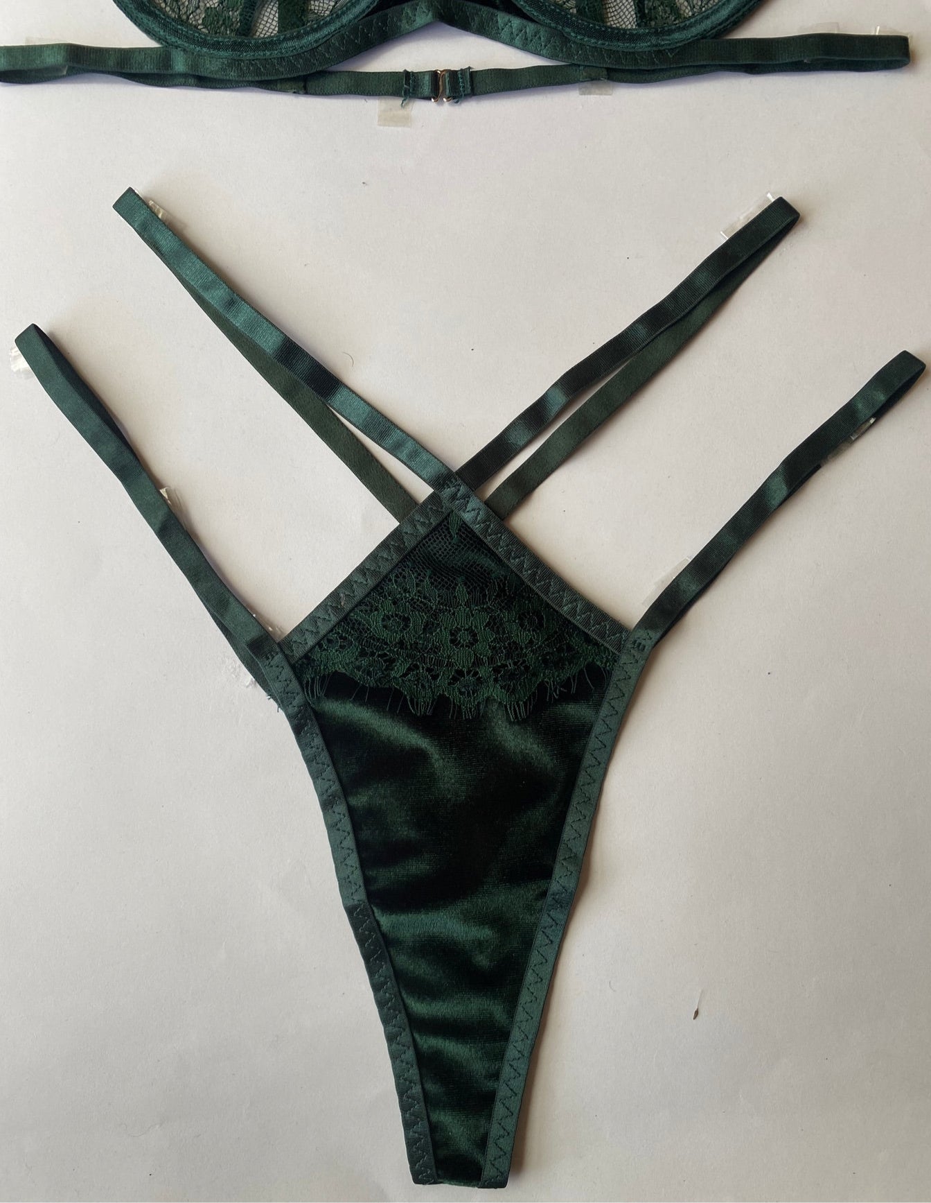 Coordinado de encaje con varilla y detalle de terciopelo