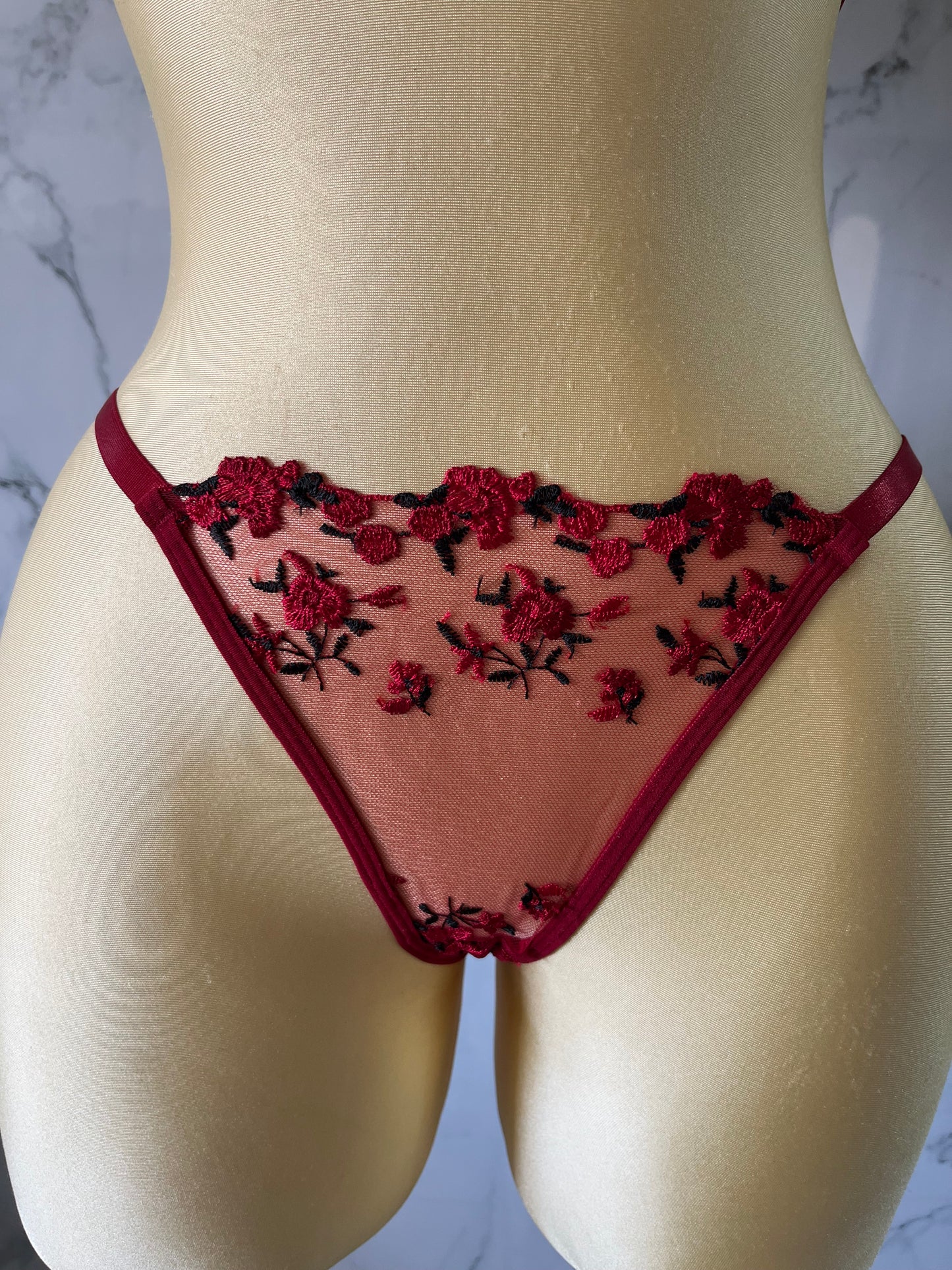 Coordinado con bordado floral y corazón en el centro