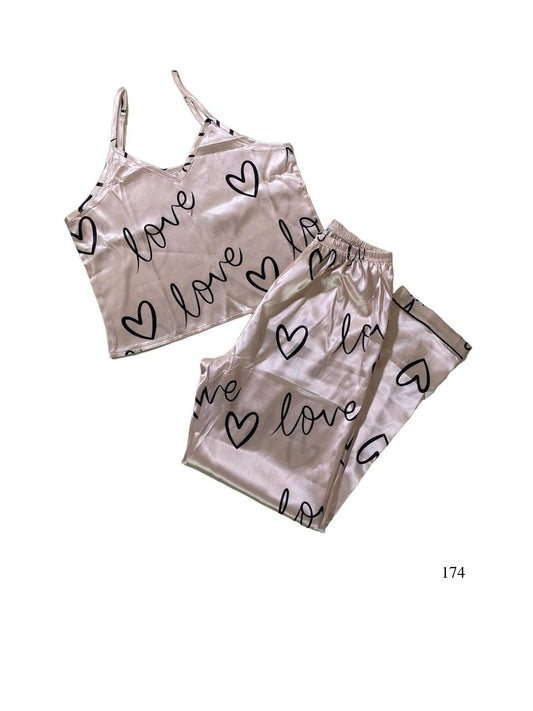 Pijama estampado "love" y corazones