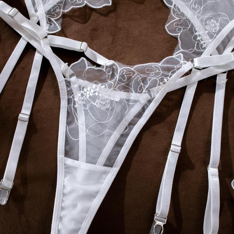 Coordinado con choker, liguero y abertura triangular en la pantie
