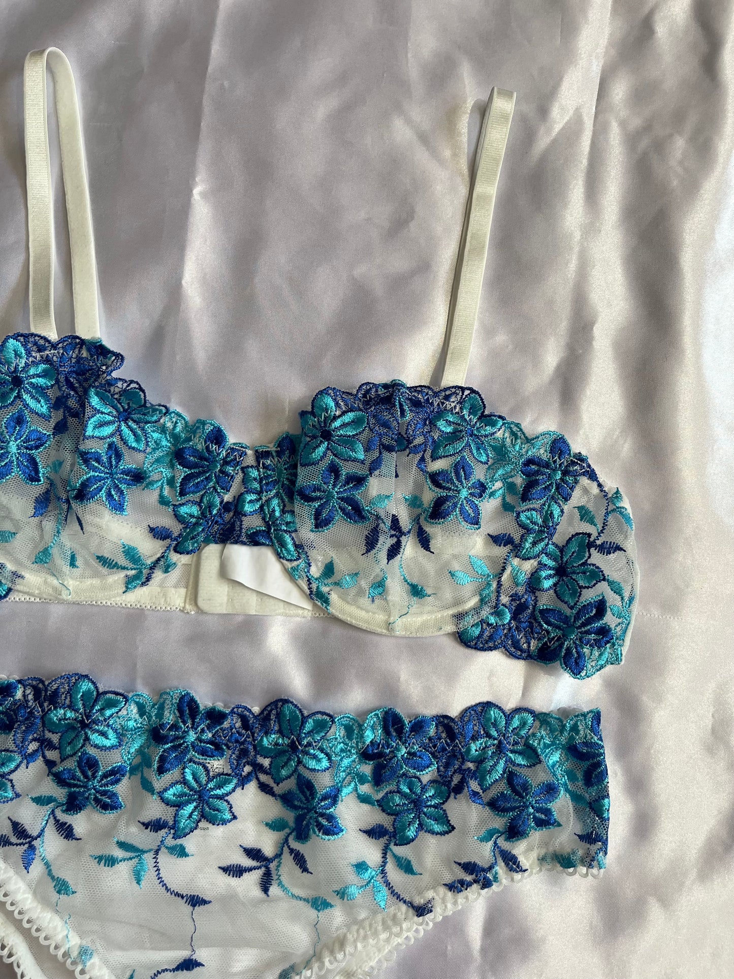 Coordinado bordado floral