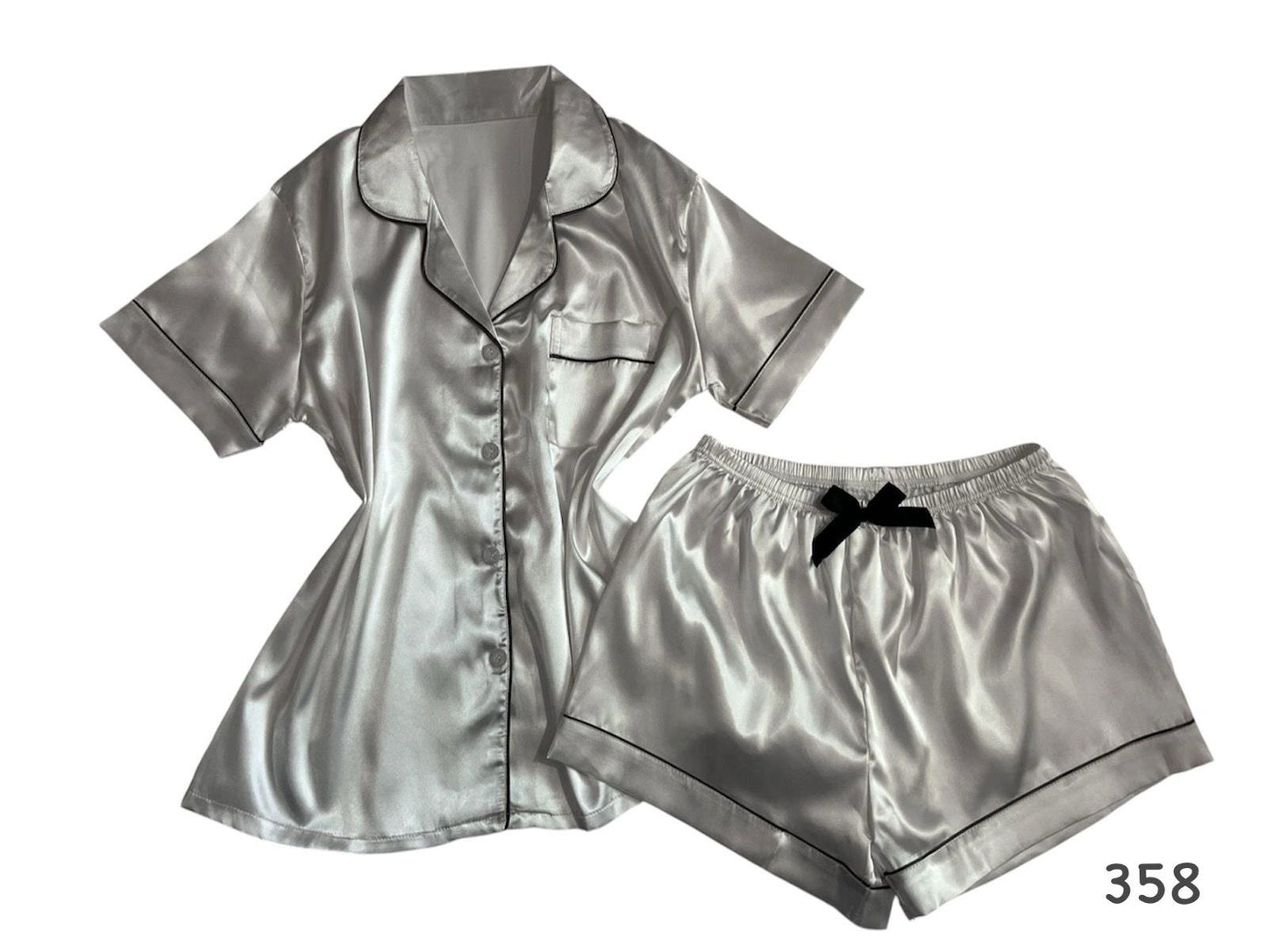 Pijama con línea decorativa y moño