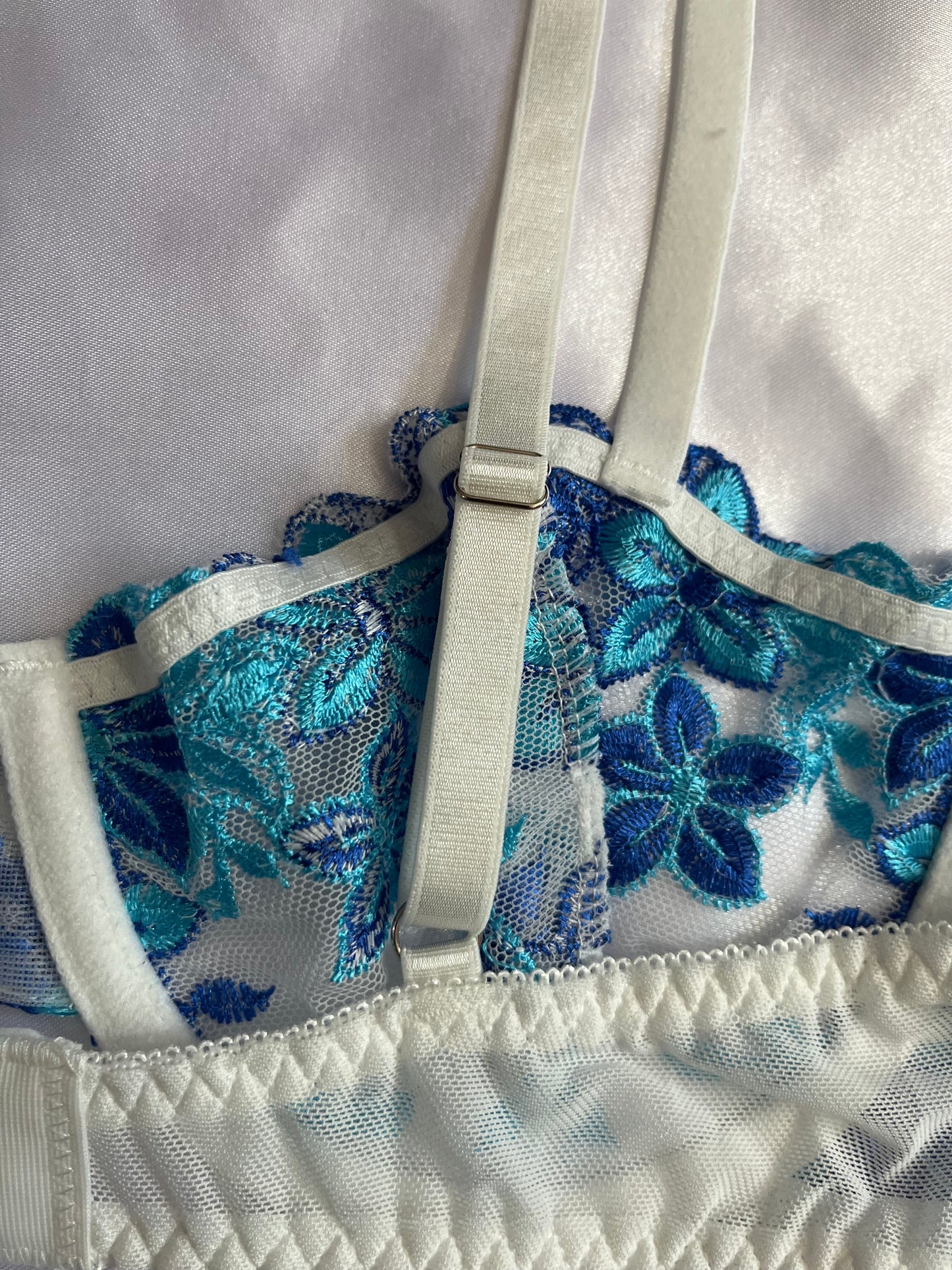 Coordinado bordado floral