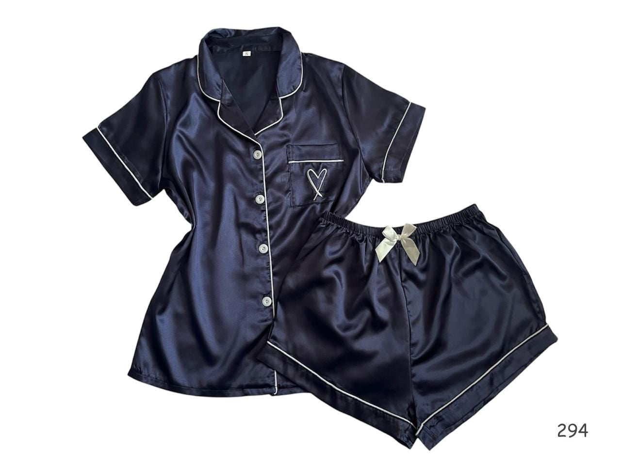Pijama con corazón y línea decorativos