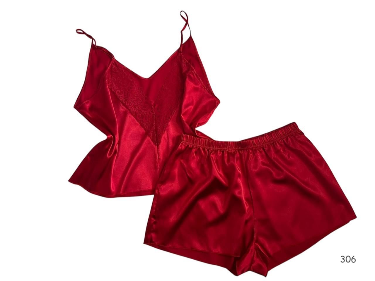 Pijama con escote de encaje
