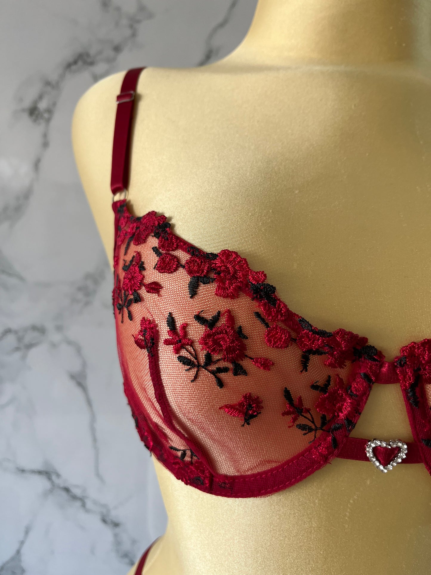 Coordinado con bordado floral y corazón en el centro