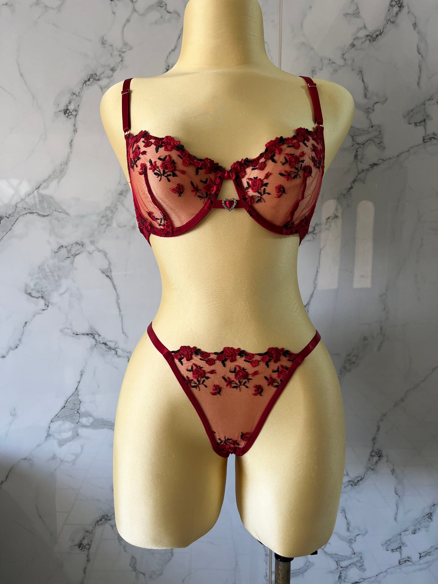 Coordinado con bordado floral y corazón en el centro
