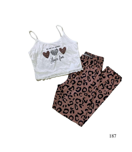 Pijama estampado y corazones leopardo