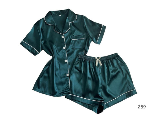 Pijama con línea decorativa y moño